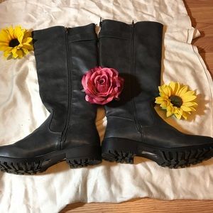 🆕🎉BRAND NEW Lady’s gray boots 👢 sz 11 👢